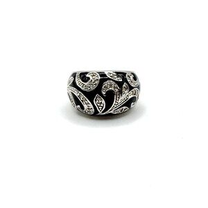 Silver and Black Women's Dome Ring. Size 6.5